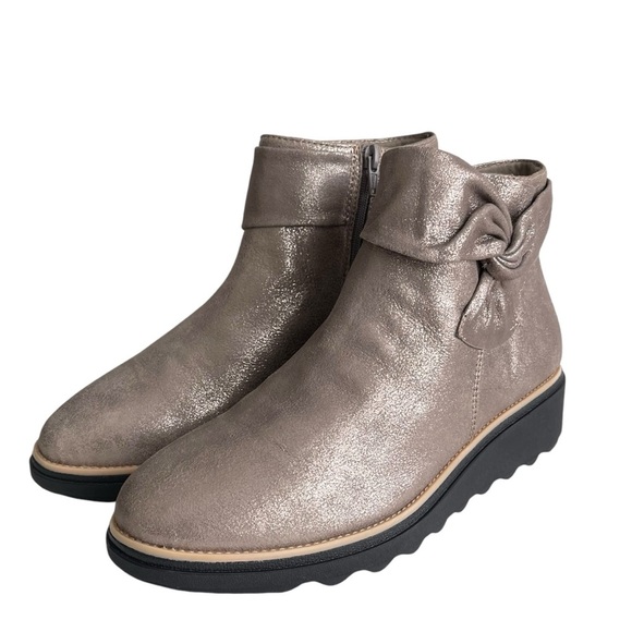 Clarks Sharon Salon Pewter Metallic Ankle Bbots Women’s Size 8W Bow Casual - Picture 3 of 10